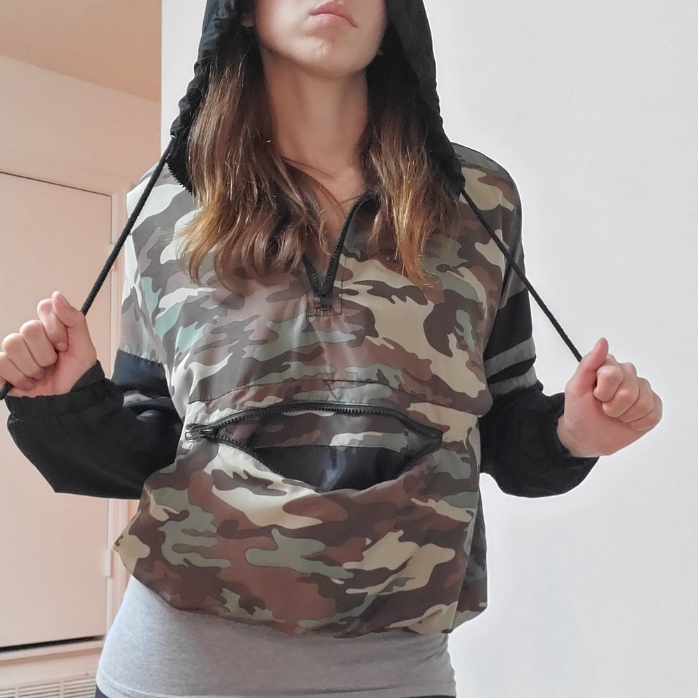 Camo "HUSTLE " pull over - Picture 2 of 3